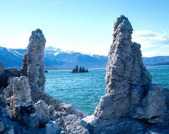 برج های Tufa در دریاچه Mono:
این منظره شگفت انگیز در کالیفرنیا مشاهده می شود و بر اثر واکنش های شیمیایی در دریاچه مونو شکل می گیرند. جنس برج های توفا از سنگ آهک است.