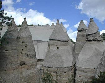 کاشاکاتووتنت در نیومکزیکو:
Kasha-katuwe tent جاییست که در آن صخره های قلمی فرسایش یافته ای وجود دارند که از گدازه های آتشفشانی طی ۶ تا ۷ میلیون سال تشکیل شده اند. درحالیکه صخره های تشکیل شده از نظر شکل مشابهند به لحاظ ارتفاع متفاوت هستند و تا ۳۰ متر هم می رسند.