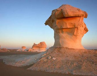  بیابان سفید مصر:اینجا اقامتگاه صخره های گچی بزرگیست که به دلیل وزیدن طوفان های شنی مکرر در این منطقه بوجود آمده اند. این بیابان بی حاصل با شکل های صخره ای عجیبش بیشتر شبیه منطقه ای روی کره ماه است تا بیابان.