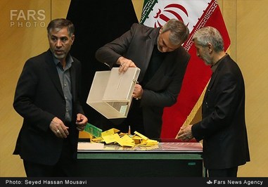 ضرغام صادقی نماینده شیراز در حال شمارش آرا