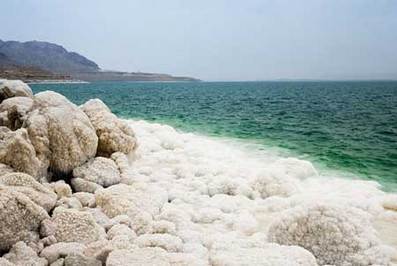 دریای مرده
در چهار دهه اخیر، دریاچه نمکی «مرده» که در اردن قرار دارد، به یک سوم انداتزه اش تقلیل یافته و نزدیک به دو نیم متر نشست داشته است. حاشیه های آب دریاچه به سرعت در حال تبدیل شدن به ساحل های نمکی و شنی هستند و رستوران ها و اقامتگاه ها هر بار نزدیکتر به مرکز دریاچه ساخته می شوند. رود اردن منبع اصلی تامین آب دریاچه است و کشورهای اطراف بهره برداری از آب آن را افزایش داده اند و مقدار کمی از آن به دریاچه ریخته می شود و این می تواندموجب خشک شدن دریاچه تا 50 سال آینده شود.
www.irannaz.info/ مکانی که پیش از نابودی باید ببینید, دریای مرده
 
- نمکی ترین آب دنیا: 1.24 کیلوگرم نمک در هر لیتر آب باعث شده تا شنا کردن در آن بیشتر مانند شناور بودن باشد؛ 33.7 درصد نمکی
- سطح آب دریاچه هر سال 120 سانتیمتر مافت می کند.
- تهدید: از دست دادن آب
- فرصت باقی: کمتر از 50 سالپ
- دلیل: کاهش آب ورودی به دریاچه
در 40 سال گذشته مساحت دریاچه یک سوم شده است؛ 33 سانتیمتر درسال
377 متر عمق
کم ارتفاع ترین دریاچه، 42 متر پایین تر از سطح دریا
10 برابر شورتر از آب اقیانوس