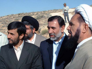 در کنار محمود احمدی نژاد رئیس جمهور سابق در سال های نخستین دولت نهم