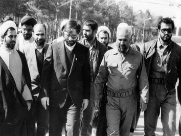 در جبهه جنگ در کنار نخست وزیر وقت میرحسین موسوی؛ احتمالا دومین نفر از سمت چپ سید محمود علوی وزیر اطلاعات دولت یازدهم است.
