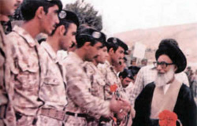 شهید دستغیب در حال دست دادن با ارتشی ها