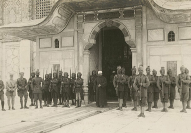 سربازان قوای بریتانیا در جلوی درب مسجد عمر بن خطاب در بیت لحم. سال 1917