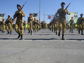 رژه نیروهای مسلح در کازرون