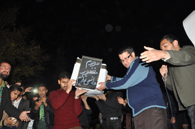 مراسم تشییع و خاکسپاری «ما نمی‌توانیم» در دانشگاه شیراز