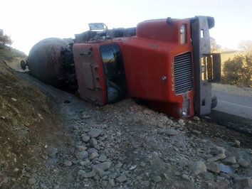 واژگونی ماشین حمل سیمان پروژه سد پارسیان