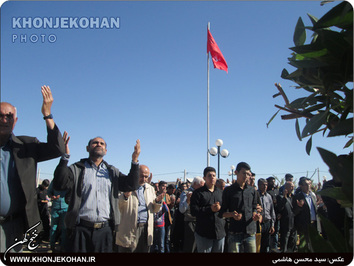 نصب پرچم متبرک شده حرم حسینی در میدان امام حسین(ع) خنج