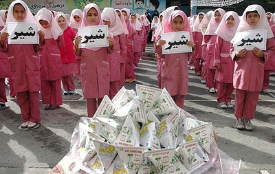 توزیع شیر رایگان در مدارس آباده