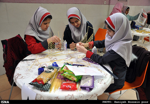 مسابقه خلاقيت با ماكاروني دانش‌آموزان در شیراز