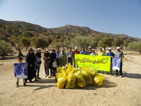 جمع آوری زباله ها در دامنه کوها توسط جهادگران عرصه طبیعت فیروزآباد