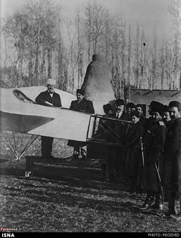 احمد شاه در کنار اولین هواپیمای ایران