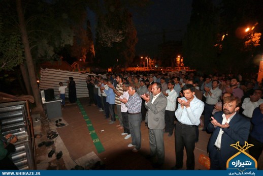 نماز جماعت در باغ جنت شیراز