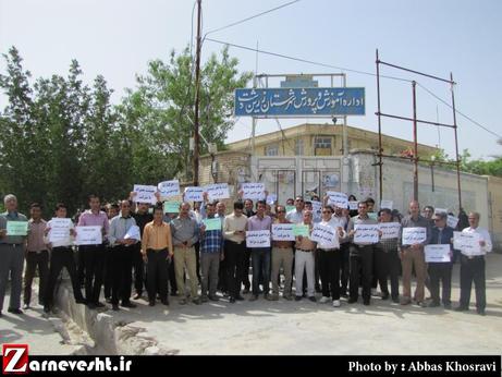 تجمع اعتراضی معلمان زرین دشتی در مقابل اداره آموزش و پرورش