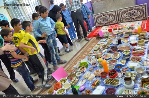 جشنواره غذاهای رنگارنگ دانش آموزان دبستان شاهد داراب
