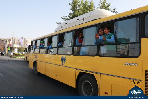 استقبال دانش آموزان شیرازی از رئیس جمهور