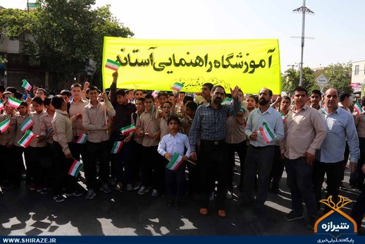 استقبال دانش آموزان شیرازی از رئیس جمهور