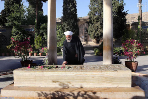 حجت الاسلام حسن روحانی رییس جمهوری اسلامی عصر دیروز چهارشنبه به زیارت آرامگاه حضرت لسان الغیب حافظ شیرازی رفت.
