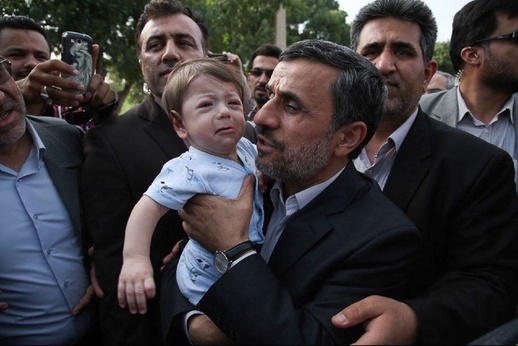 احمدی نژاد در حال بچه داری