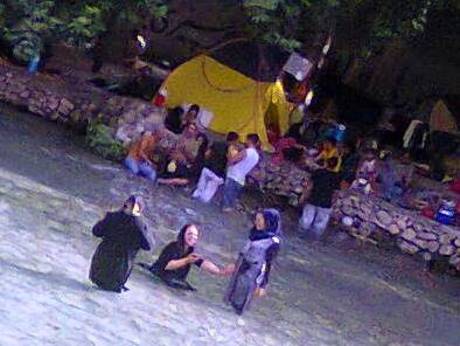 بدحجابی و شنا کردن زنان در رودخانه