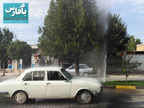 ترکیدگی لوله‌ آب، باعث راه افتادن کارواش رایگان در یکی از معابر شهر قادرآباد