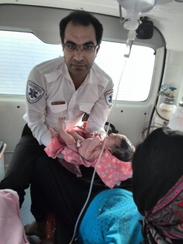 تولد نوزاد دختر در محور کوپن - نورآباد به کمک تکنسین های اورژانس