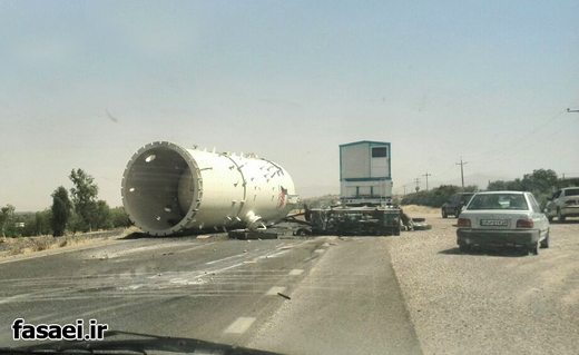 واژگونی محموله ترافیکی در کیلومتر پنج جاده فسا-شیراز