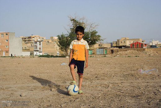 فوتبال کودکان در زمین های خاکی شهرستان مهر
