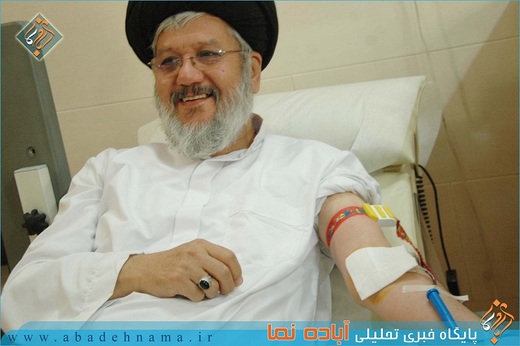 اهدای خون توسط امام جمعه آباده به همراه اعضای خانواده