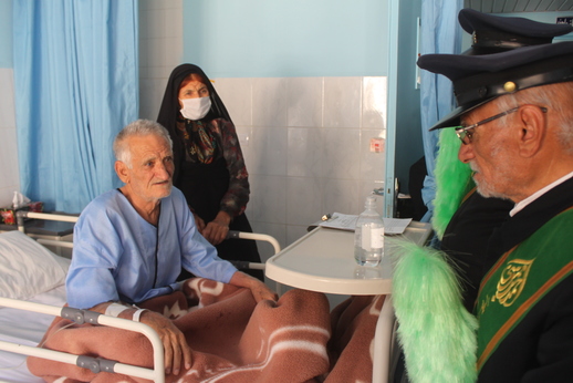عیادت خادمان حرم مطهر شاهچراغ از بیماران در فیروزآباد