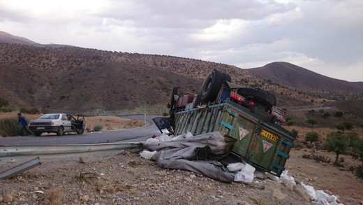 واژگونی کامیون حامل قند در آباده طشک