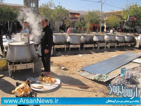 برپایی سفره نذر خیابانی ارسنجانی ها در روز عاشورا