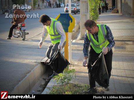 پاکسازی خیابان های شهر حاجی آباد زرین دشت توسط فعالان محیط زیست