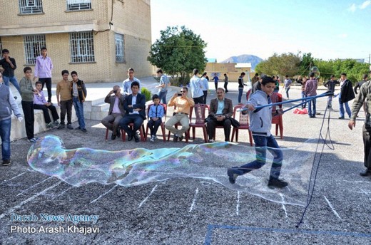 رقابت دانش آموزان دارابی در مسابقه ساخت ابر حباب