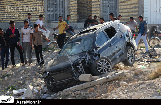 برخورد خودرو سواری سانتافه با تیر برق در اسیر از توابع مهر