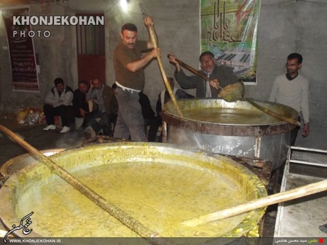 طبخ و توزیع 7 هزار کیلوگرم آش سبزی صلواتی در خنج