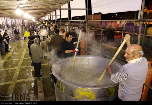 طبخ و توزیع 80 تن آش نذری در شیراز