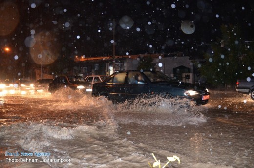 جاری شدن سیلاب بر اثر بارش شدید باران در خیابان های داراب