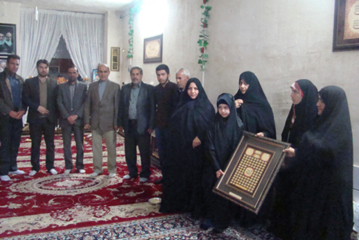 دیدار اعضای شورای شهر فسا با خانواده شهید مدافع حرم در فسا