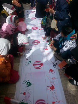 نقاشی 5 متری شعارها و دل نوشته های کودکان از انقلاب در بوانات