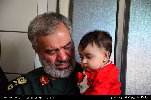 دختر شهید خادمی از شهدای مدافع حرم در آغوش فرمانده نیروی دریایی سپاه در فسا