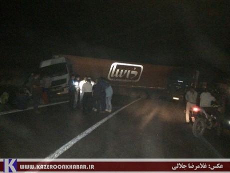 تصادف دو دستگاه تریلر جاده بوشهر کازرون را مسدود کرد