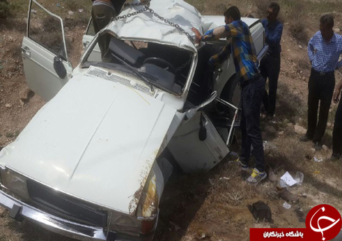 واژگونی خودرو در محور فسا شیراز دو نفر را راهی بیمارستان کرد