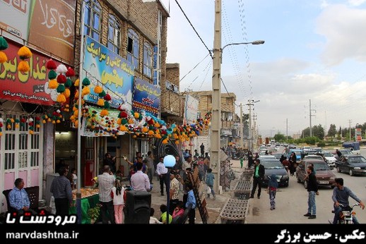 برپایی جشن میلاد امام حسین(ع) مقابل مغازه شهروندان مرودشتی