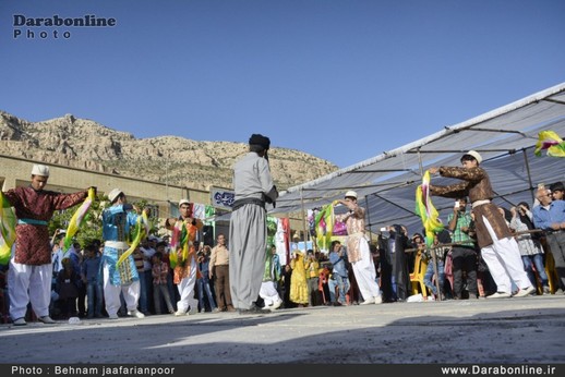 برگزاری نهمین جشنواره گل و گلاب در لایزنگان داراب
