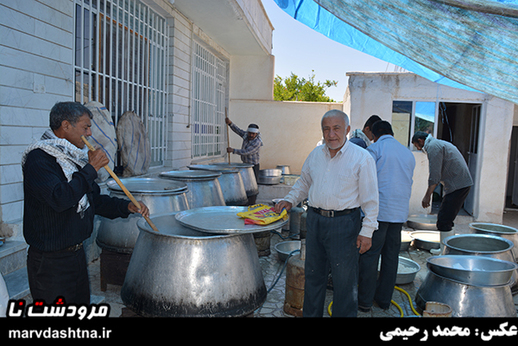 یکی از شهروندان سیدان هر ساله به مناسبت رحلت حضرت امام خمینی(ره) برنج نذری پخت می کند.