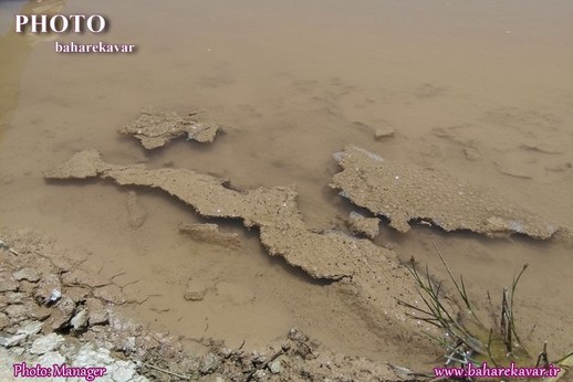 سرازیر شدن پسماند معادن شن و ماسه در رودخانه قره آغاج در محدوده بندبهمن کوار، زنگ خطر این اکوسیستم طبیعی را به صدا در آورده است.