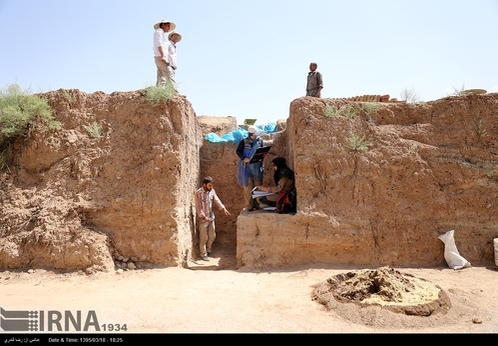 کاوش های باستان شناسی در تپه پوستچی که در جنوب بلوار رحمت شیراز واقع شده منجر به کشف و شناسایی آثاری از دوره های پیش از تاریخ در این منطقه شده است. این شواهد پیشینه شکل گیری شهر شیراز را به 6500 سال پیش منسوب می کند.