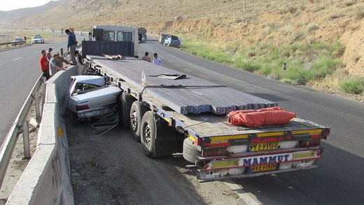 انحراف به چپ یک دستگاه تریلر در محور مواصلاتی سروستان-شیراز منجر به برخورد شدید آن با یک خودروی سواری شد.